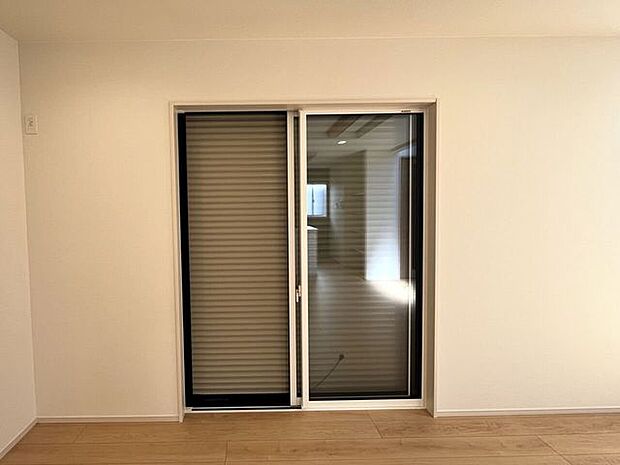 ○シャッター雨戸○開閉に力が要らないシャッターを採用しています♪外出時や旅行時の防犯、台風など雨風の強い日にも安心ですね♪