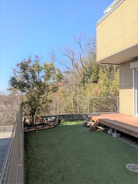 庭も広く、ウッドデッキもあり、開放的な内外部が印象的なお宅です。東側前面道路、南・西側には眺望の良い庭があります。
