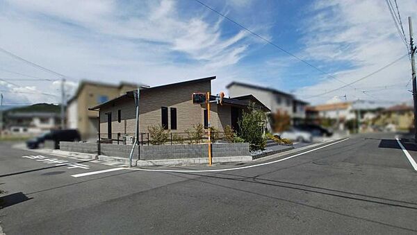 閑静な住宅地内で、小中学校、こども園、公園が徒歩圏内にあり、子育てには最適な立地です。