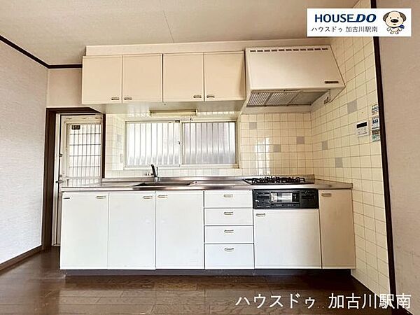 料理好きも納得の収納たっぷり、3口コンロで同時調理もラクラク！三口ガスコンロ＋グリル付きで、同時調理もスムーズです♪