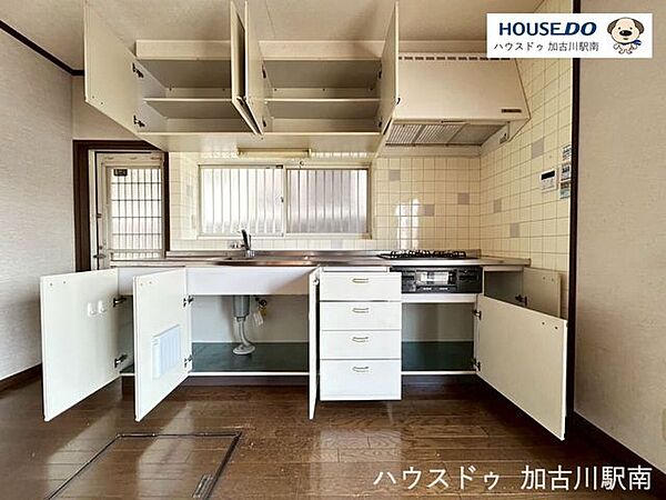 収納スペース・作業スペースが広いシステムキッチンは奥様にうれしいポイント！