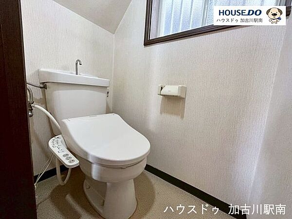 トイレには快適な温水洗浄便座付き
