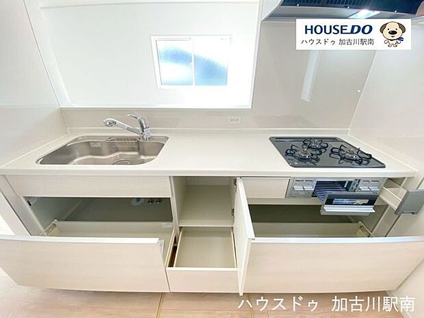 料理好きも納得の収納たっぷり、3口コンロで同時調理もラクラク!三口ガスコンロ+グリル付きで、同時調理もスムーズです♪