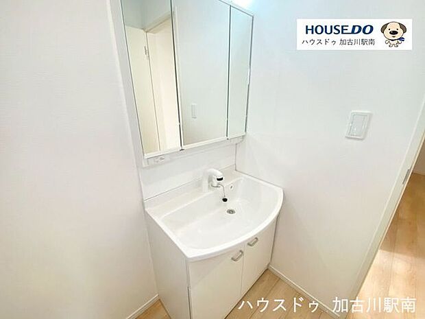 洗面からお化粧まで!忙しい朝の準備にぴったりなシャワー付洗面化粧台付♪