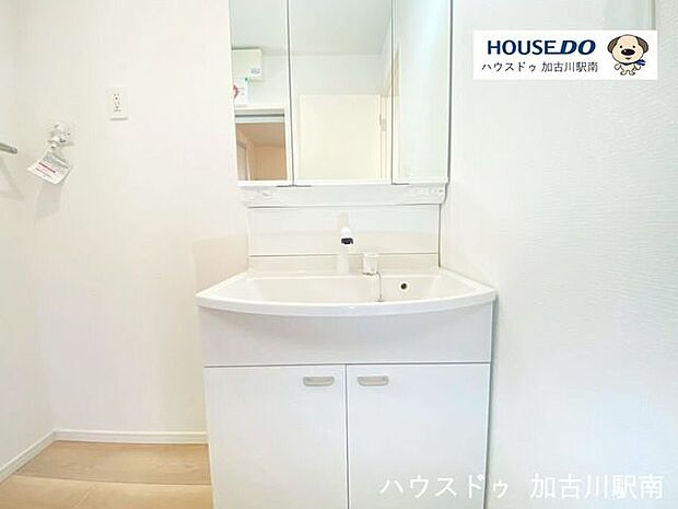 洗面からお化粧まで!忙しい朝の準備にぴったりなシャワー付洗面化粧台付き♪