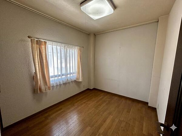 道路から離れた奥まった立地のため、非常に静かなお部屋。テレワークや勉強部屋、趣味の空間として最適です。※室内写真は加工アプリ使用。
