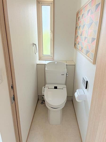 配管を隠してスッキリ見せるキャビネット収納付き。ストックや掃除用具を丸ごと隠せて、床掃除も楽々です。窓の明るさとアートパネルの彩りが、プライベート空間をホテルのような上質な雰囲気に仕上げます。
