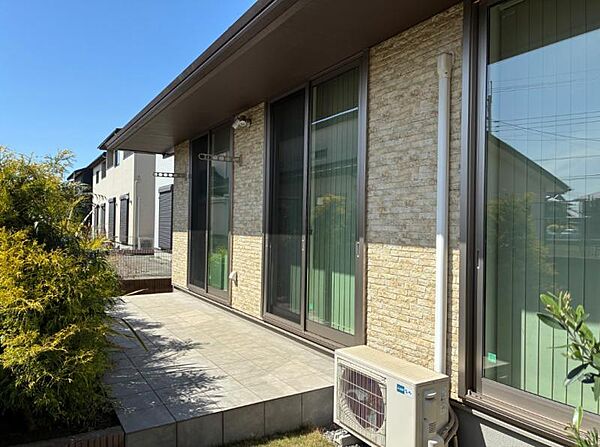 建物の前面に広いカースペースを設けることで、十分な「引き」を確保。隣家との距離があり、室内までしっかりと光が届きます。タイルテラスは、晴れた日に読書やガーデニングを愉しめる陽だまりの特等席。