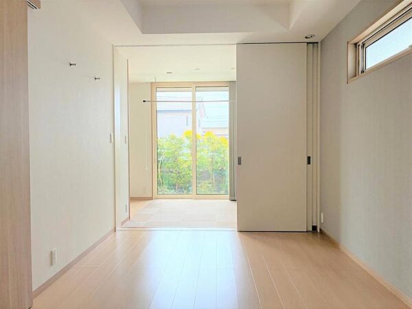 プライバシーに配慮した高窓設計で朝日を感じながら快適な目覚めを。奥の洋間に繋がる動線には、大容量のWICと便利な室内物干しを配置しました。隠す収納と干すスペースをスマートに家事時間を豊かに彩る住まい。