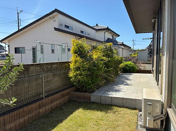 日当たり良好なタイルテラスと芝生のお庭。軒下には屋外物干しを完備し、晴れた日はたっぷり外干しが楽しめます。ガーデニングや読書など、人目を気にせずゆったりと自分時間を愉しめる、癒やしの外部空間です。