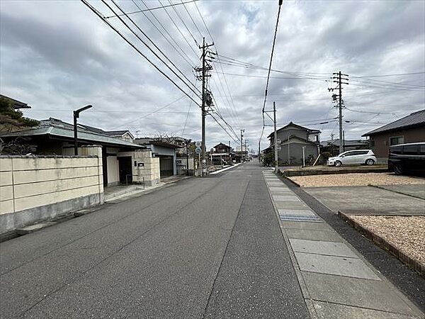 南側前面道路は約7.5ｍです。間口も約15ｍあるので、車の出し入れも楽々。