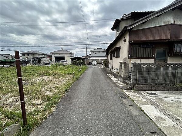 交通量が少なく、静かで落ち着いた暮らしができます。