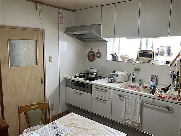 キッチン・ダイニングスペースです。キッチンの前には窓があるので、手元が見やすいです。