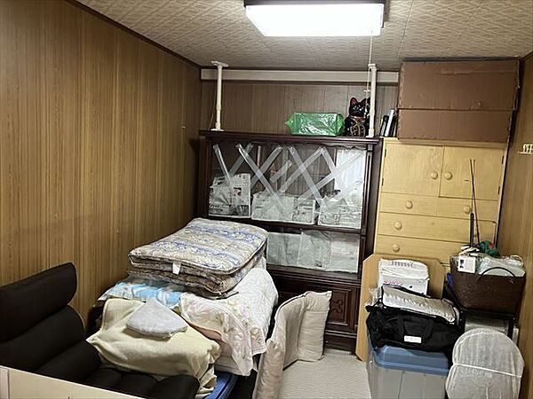 【南西側洋室】玄関から近いお部屋です。納戸として使うのも良さそうですね。