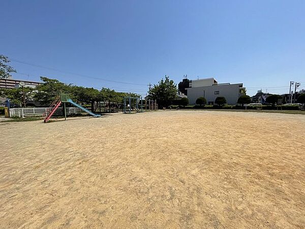 若宮公園【若宮公園】・遊具あり・公衆トイレあり・駐車場なし※フェンスで囲われているので安心・安全です。 900m