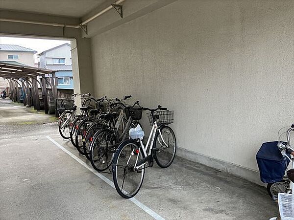 駐輪場は屋根がしっかりあるので、雨に濡れる心配はいりませんね。