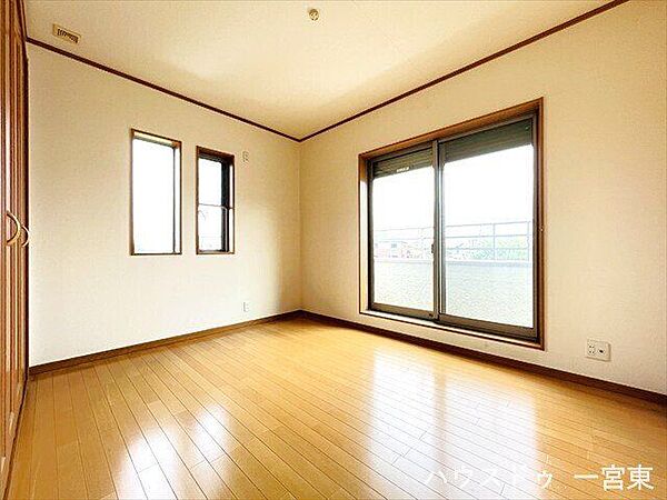 【6.4帖東】大きな窓からたっぷりの日差しが入り、明るいお部屋になっています。