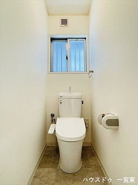 ≪1階≫白を基調としたキレイなトイレ。無駄のないシンプルなトイレは、お好みに合わせた空間づくりが楽しめます。