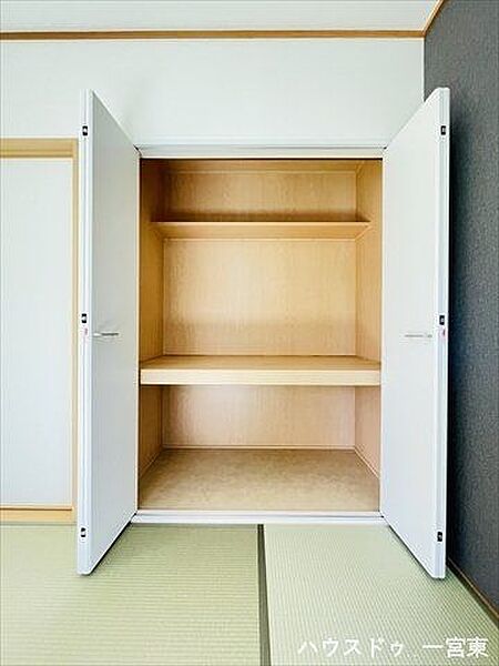 ≪1階和室≫布団や季節物の収納に便利な押入付きで、お部屋をいつでもすっきり保てます。衣装ケースや突っ張り棒を使って空間を有効活用できます！
