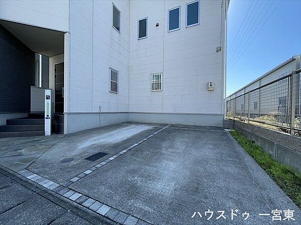 普通車2台並列駐車が可能です。車を入れ替える手間が省けるため、スムーズに出し入れすることができます。