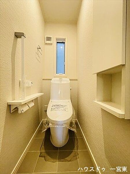 ≪2階≫収納棚付きのトイレです。トイレットペーパーのストックも置いておけますね。
