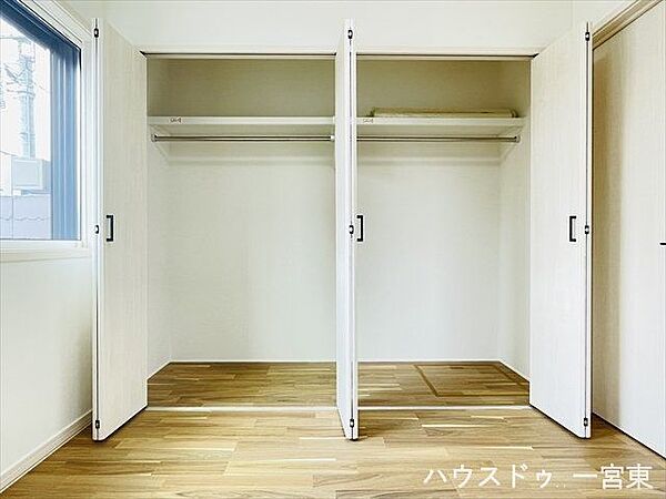 ≪1階南側4.5帖洋室≫新たに家具を買わなくても良いので、ハンガーパイプ付きのクローゼットは嬉しいですね。