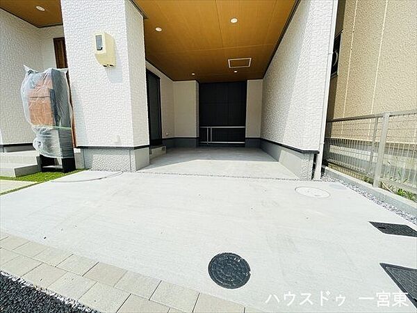 2台駐車可能です。1台は屋根付きに駐車できるので雨の日も安心ですね。