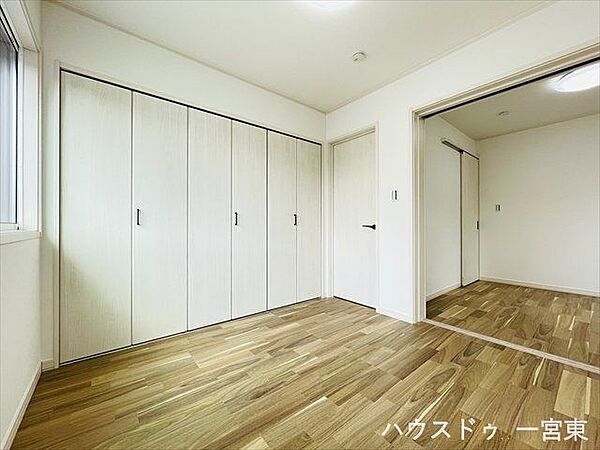 ≪1階南側4.5帖≫南の窓から日差しが入り、明るいお部屋になっています。