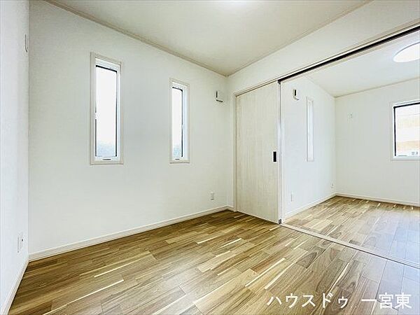 ≪1階北側4.5帖≫隣り合う洋室を開放すれば、ひときわ広々とした空間になります。