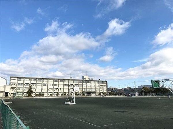 末広小学校【教育目標】心身ともに健康で、未来を心豊かにたくましく生きる末広っ子の育成【めざす児童像】・ねばり強く、たくましい子・よく考え、くふうする子・仲良く、礼儀正しい子 680m