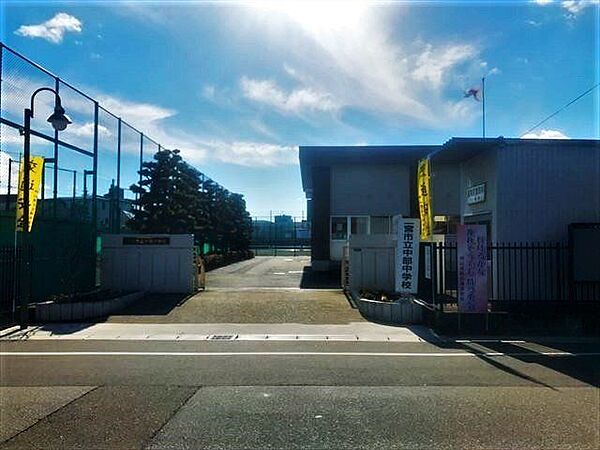 中部中学校【教育目標】知・徳・体の調和のとれた教育を礎に、人間としての成長と発達を遂げていこうとする生徒を育成する。【めざす生徒像】「生きる力」をはぐくむ生徒確かな学力・豊かな心・ 1330m