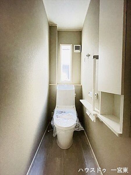 収納棚付きのトイレです。トイレットペーパーのストックも置いておけますね。