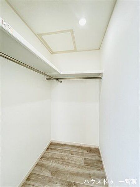 【3階南側6帖洋室】お洋服はもちろん、スーツケースなどの大物もしっかり収納できます。