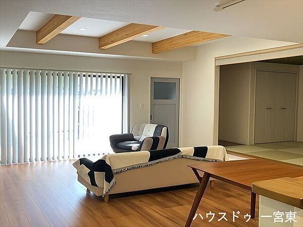 ※一部家具消し加工をおこなっています。リビングは住いの中心に。家族との会話が弾む明るい空間です