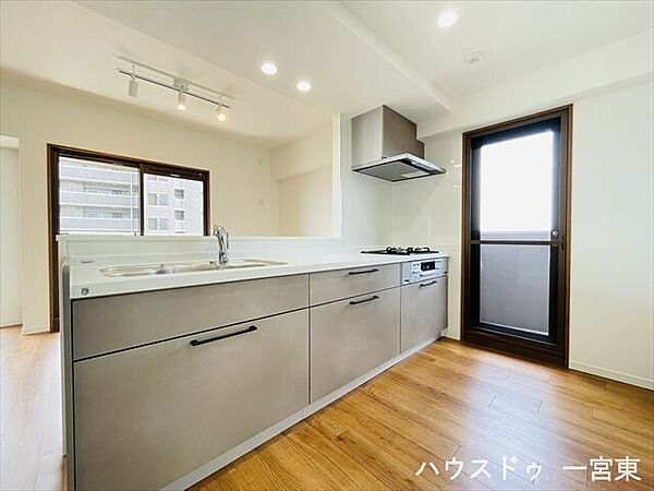 人気のカウンターキッチン。家族の団らんの中でお料理が楽しめます。
