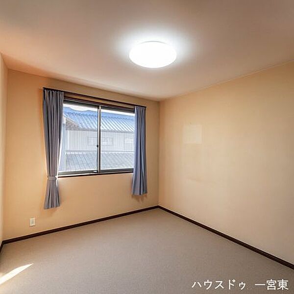 【2階中央洋室】※家具消しの加工をおこなっています。写真と現況が異なる場合は現況優先とします。4ＬＤＫだから、子ども部屋もしっかり確保。自分だけの空間が嬉しい。