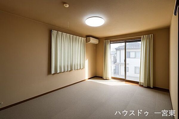 【東側】※家具消しの加工をおこなっています。写真と現況が異なる場合は現況優先とします。大きな窓からたっぷりの日差しが入り、明るいお部屋になっています。