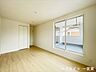 洋室：【8帖】一番広いお部屋になっています。クローゼットも大きいので、主寝室の利用に適しています。