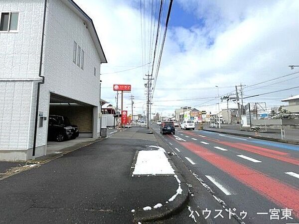 北側幅員約25ｍの前面道路です。広々としていて、街並みが開放的で圧迫感がありません。