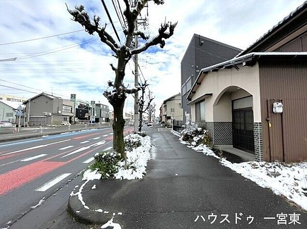 北側幅員約25ｍの前面道路です。普通車が余裕を持ってすれ違うことの出来る道幅です。もちろん、大型車も余裕を持って通行出来ます。