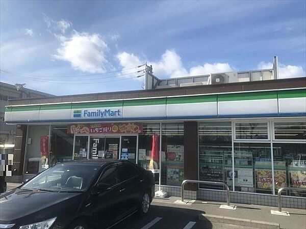ファミリーマート一宮大宮店24時間営業スローガンは「Fun＆Fresh」。驚きやワクワク感を与えるべく、商品改革に取り組んでいる。（電子マネー利用可　ＡＴＭあり　ネット通販あり）Tポイントサー…