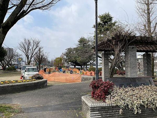 音羽公園・遊具あり・公衆トイレあり・駐車場なし・プールあり※春には綺麗な桜が咲きます。花壇のお花も管理が行き届いています。 220m