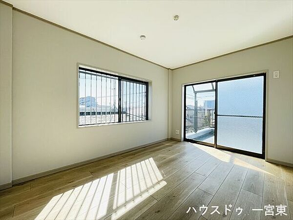 【3階6帖】2面採光で陽当たり良好。南側はバルコニーに繋がっており、お布団もすぐに干せますね。