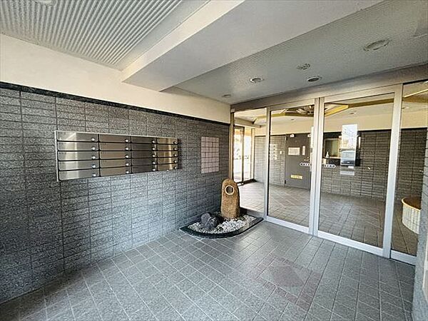 ●エントランス●見通しの良いエントランスは住む人にも訪問者にも安心感を与えます