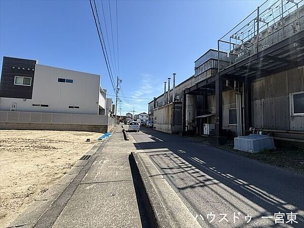 南側幅員約7.6mの前面道路です。普通車が余裕を持ってすれ違うことの出来る道幅です。もちろん、大型車も余裕を持って通行出来ます。