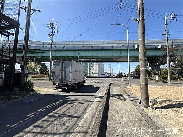 南側幅員約7.6mの前面道路です。車の出し入れもしやすく、また配達などの車が停まっていても通行出来る道幅となっています。