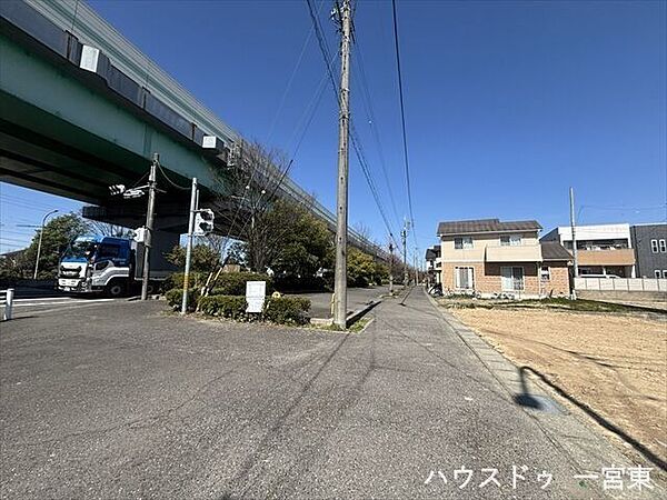 西側幅員約57ｍの前面道路です。広々としていて、街並みが開放的で圧迫感がありません。