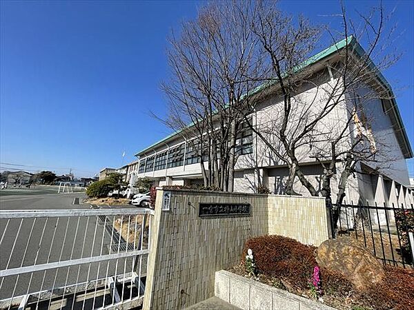 神山小学校【教育目標】「笑顔いっぱい　元気いっぱい　学びいっぱい」を合言葉に「もっといい自分」を目指し『かしこく　みんなにやさしく　たくましく生きる子』の育成と保護者・地域社会から信頼される学…