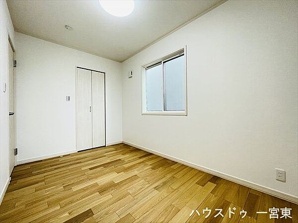 【5帖南洋室】大きな窓からたっぷりの日差しが入り、明るいお部屋になっています。