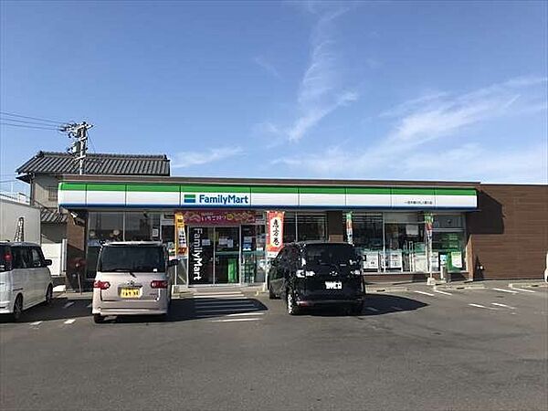 ファミリーマート一宮木曽川七ノ通店24時間営業スローガンは「Fun＆Fresh」。驚きやワクワク感を与えるべく、商品改革に取り組んでいる。（電子マネー利用可　ＡＴＭあり　ネット通販あり）Tポイ…